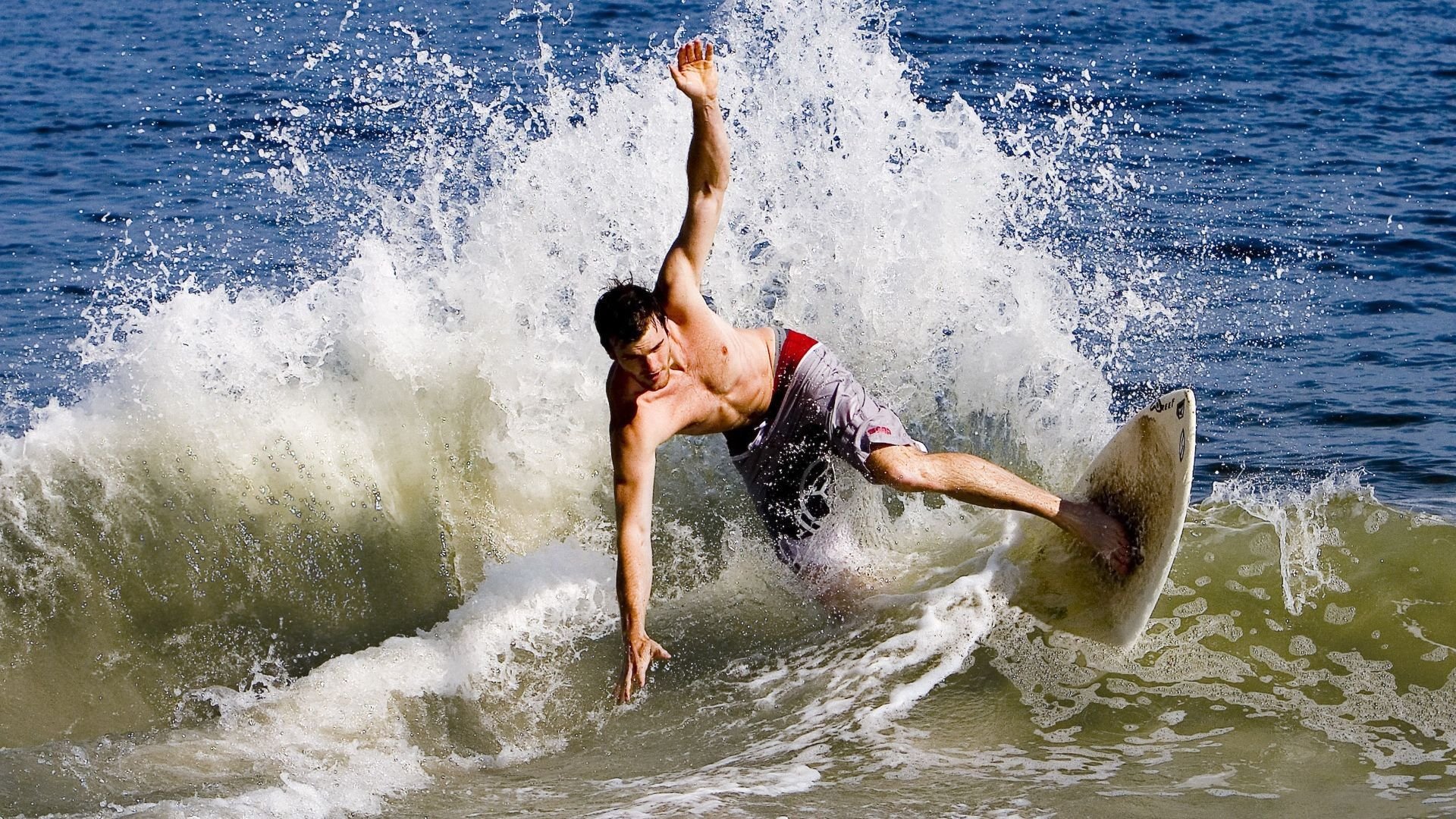 皮特·卡普尔强悍的进攻打法，让袋鼠队始终保持领先地位，皮特凯尔纳